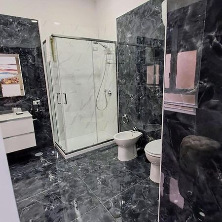 La Finestra Sul Borgo Hotel Наполи Екстериор снимка