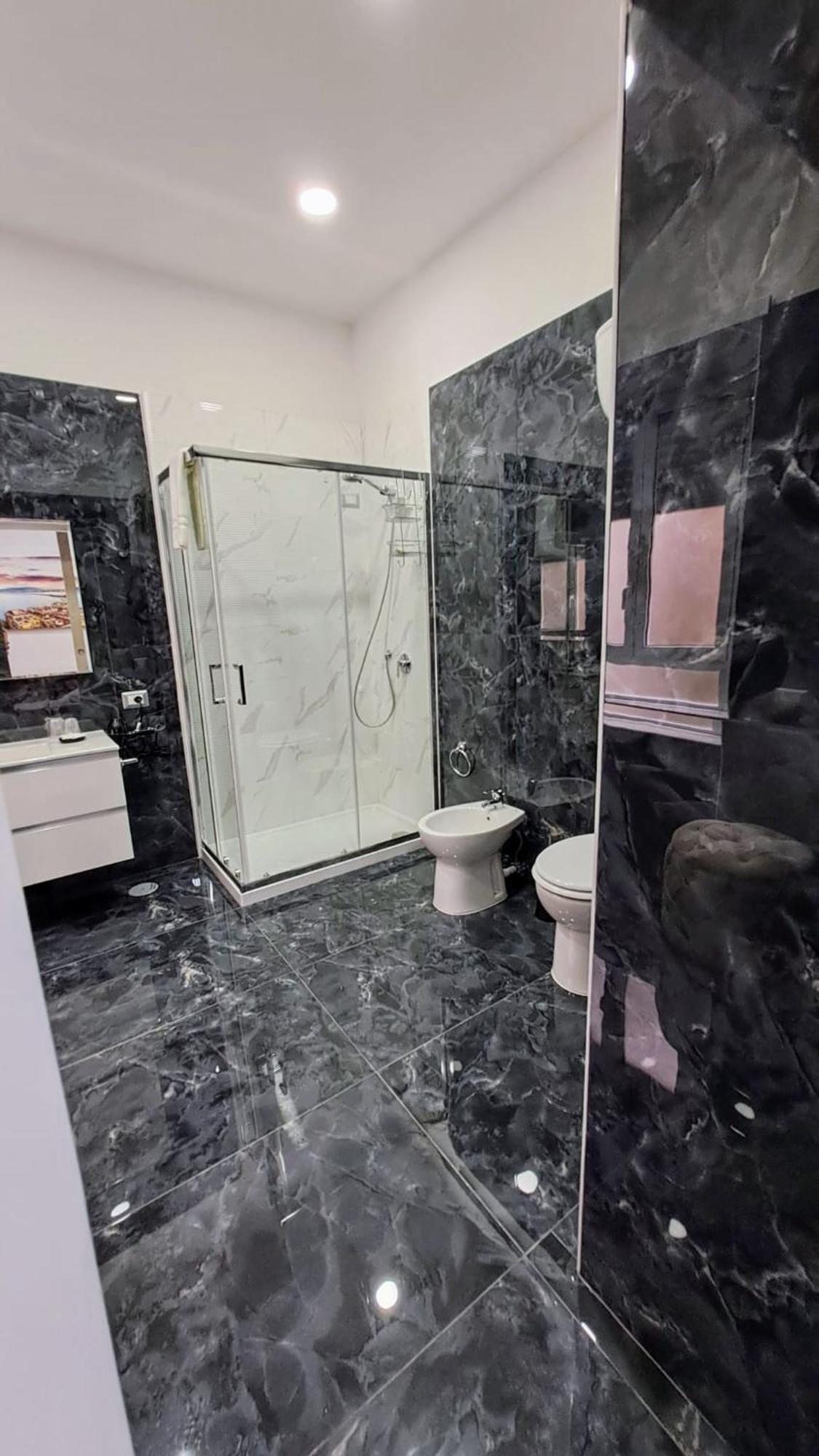 La Finestra Sul Borgo Hotel Наполи Екстериор снимка