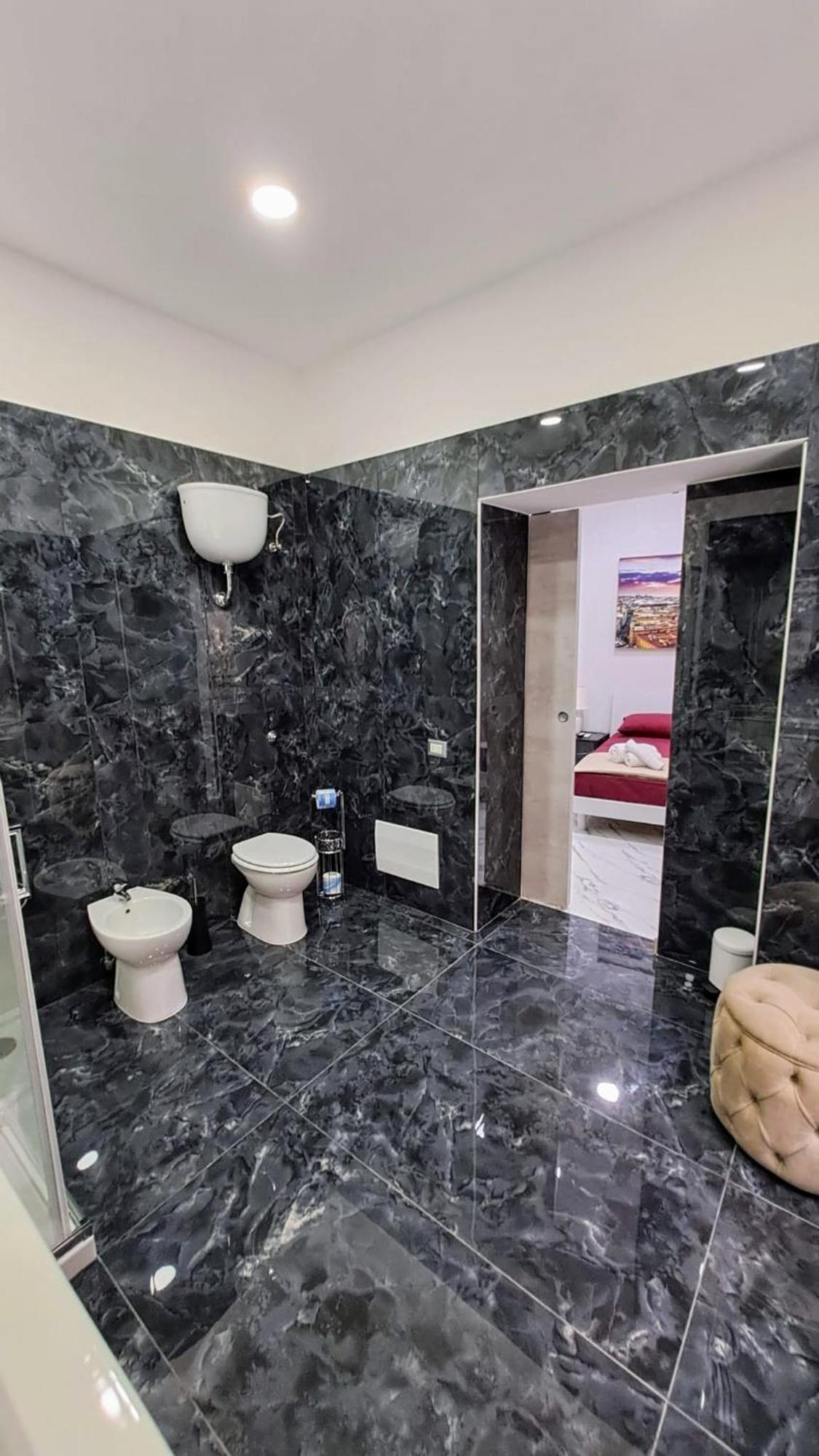 La Finestra Sul Borgo Hotel Наполи Екстериор снимка
