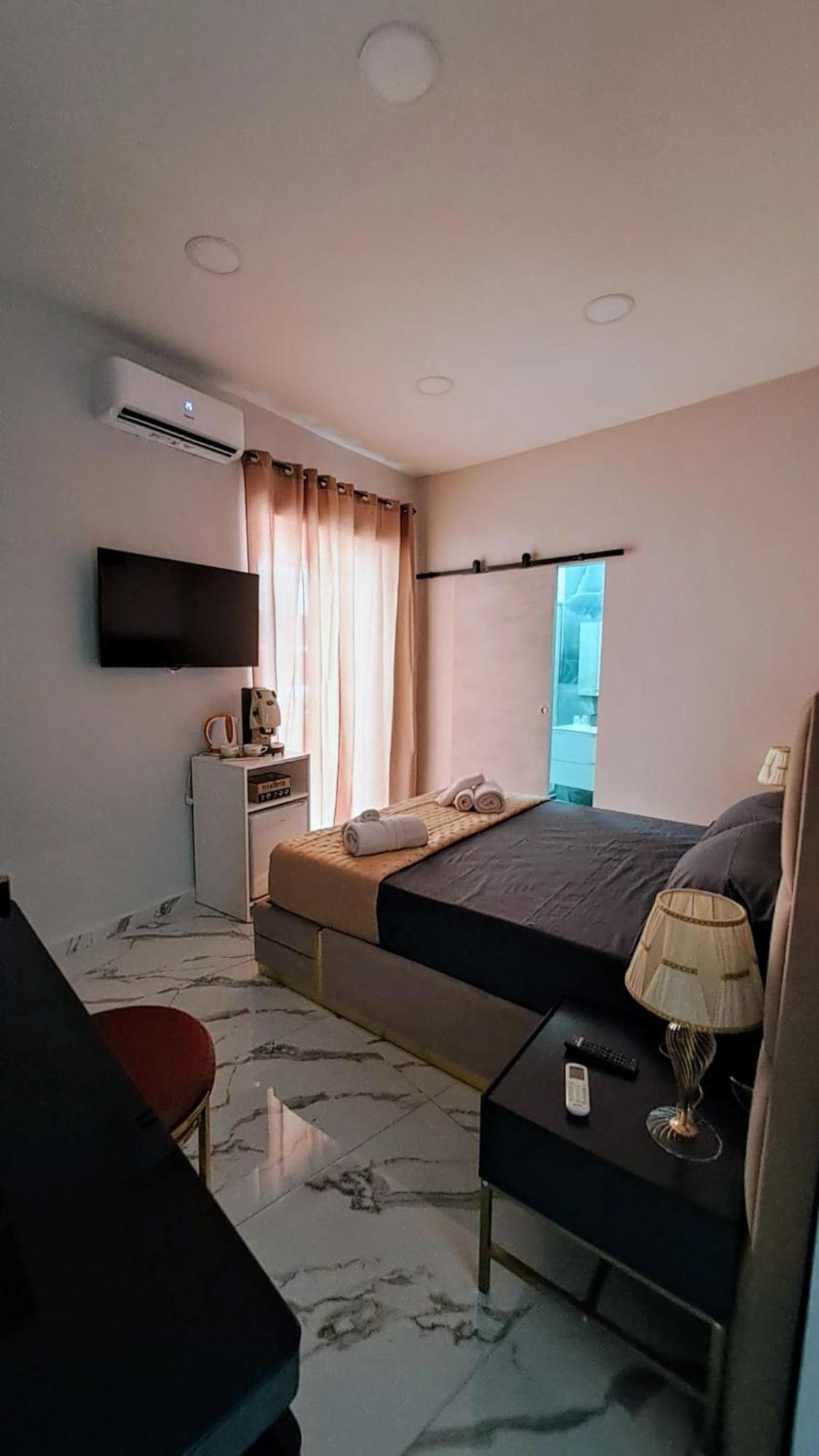 La Finestra Sul Borgo Hotel Наполи Екстериор снимка