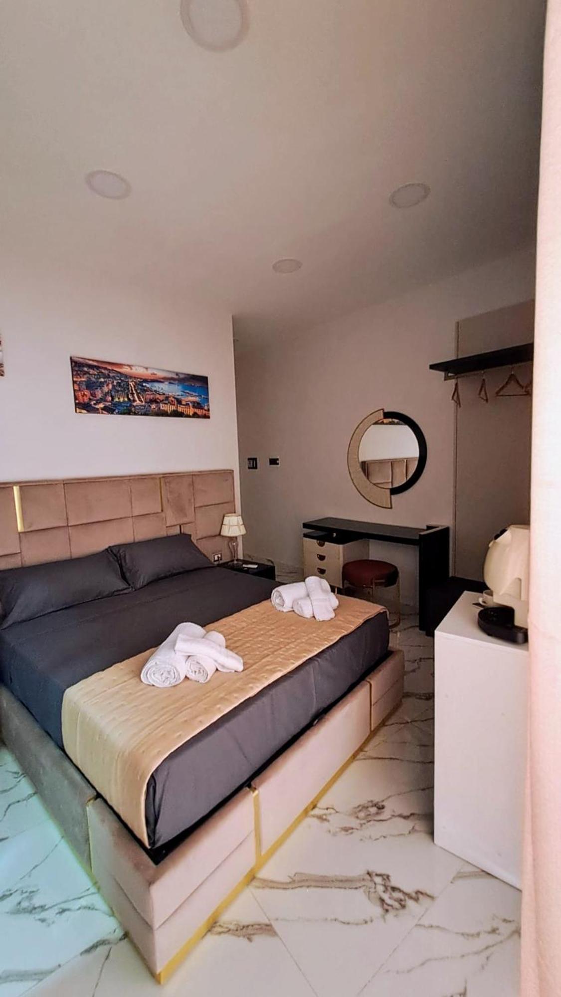 La Finestra Sul Borgo Hotel Наполи Екстериор снимка