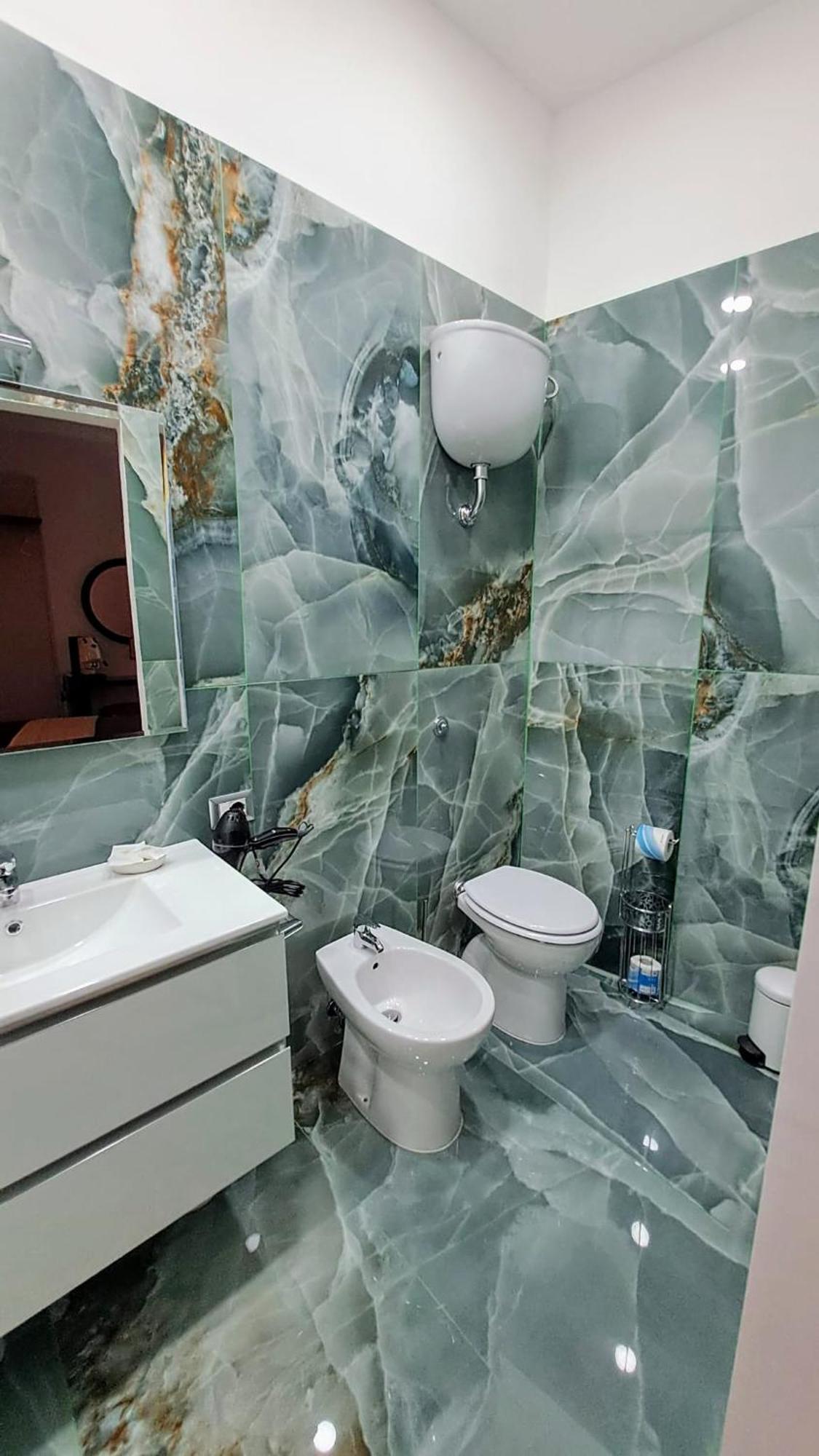 La Finestra Sul Borgo Hotel Наполи Екстериор снимка